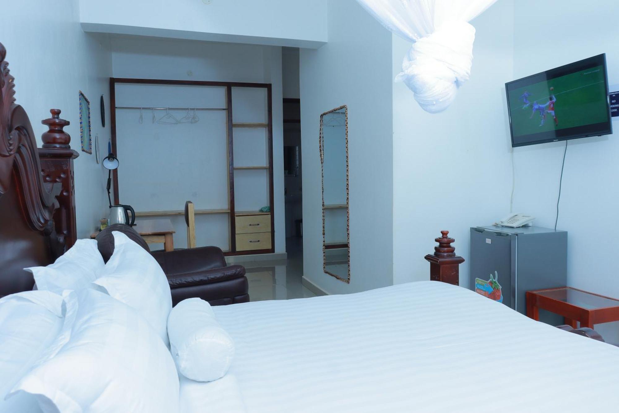 Mowicribs Hotel And Spa Entebbe Exterior foto