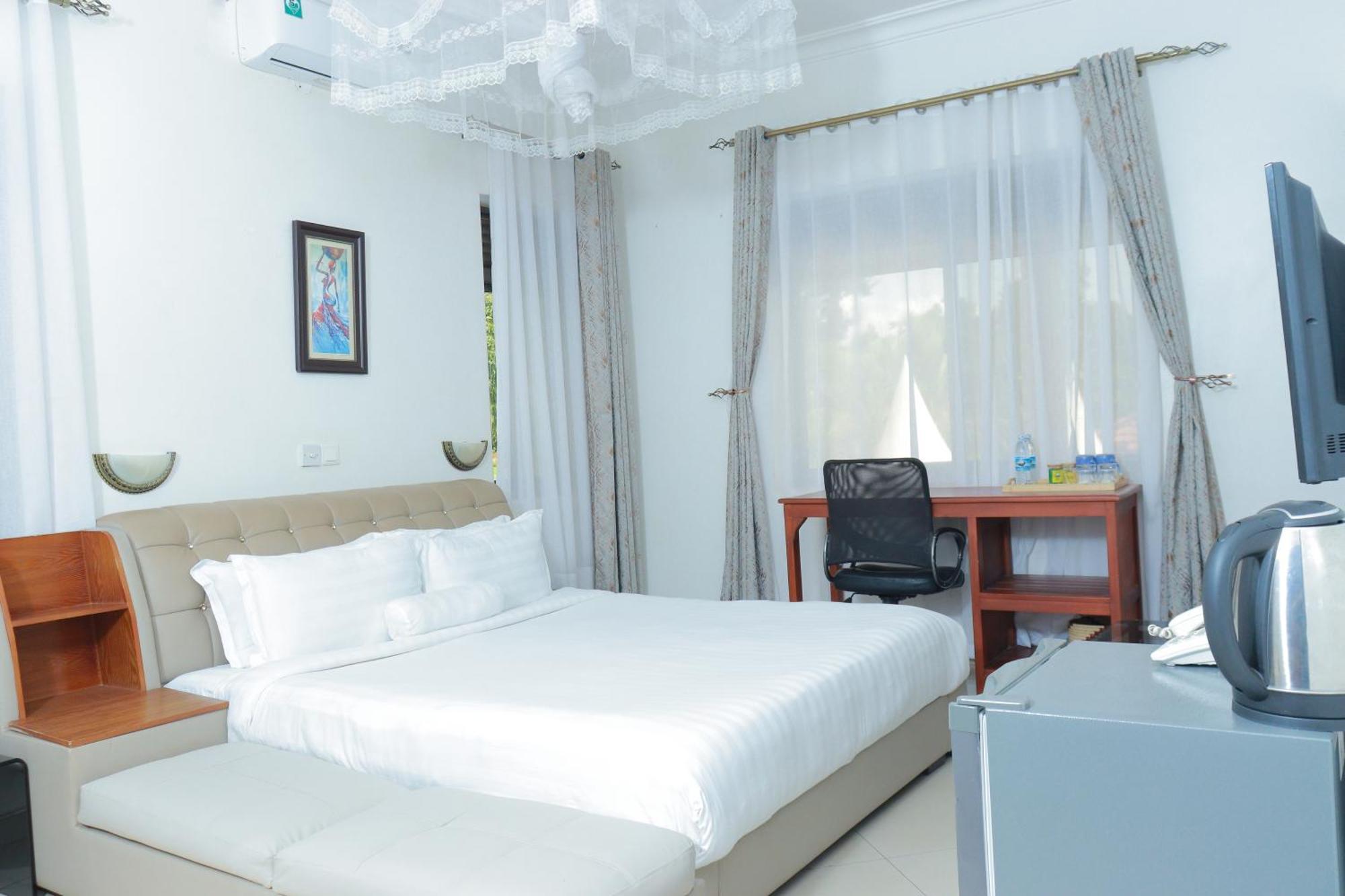 Mowicribs Hotel And Spa Entebbe Exterior foto