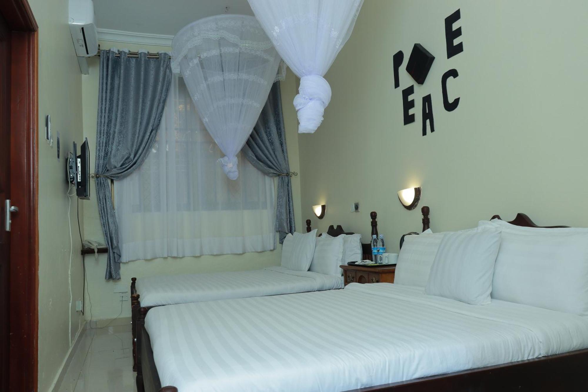 Mowicribs Hotel And Spa Entebbe Exterior foto