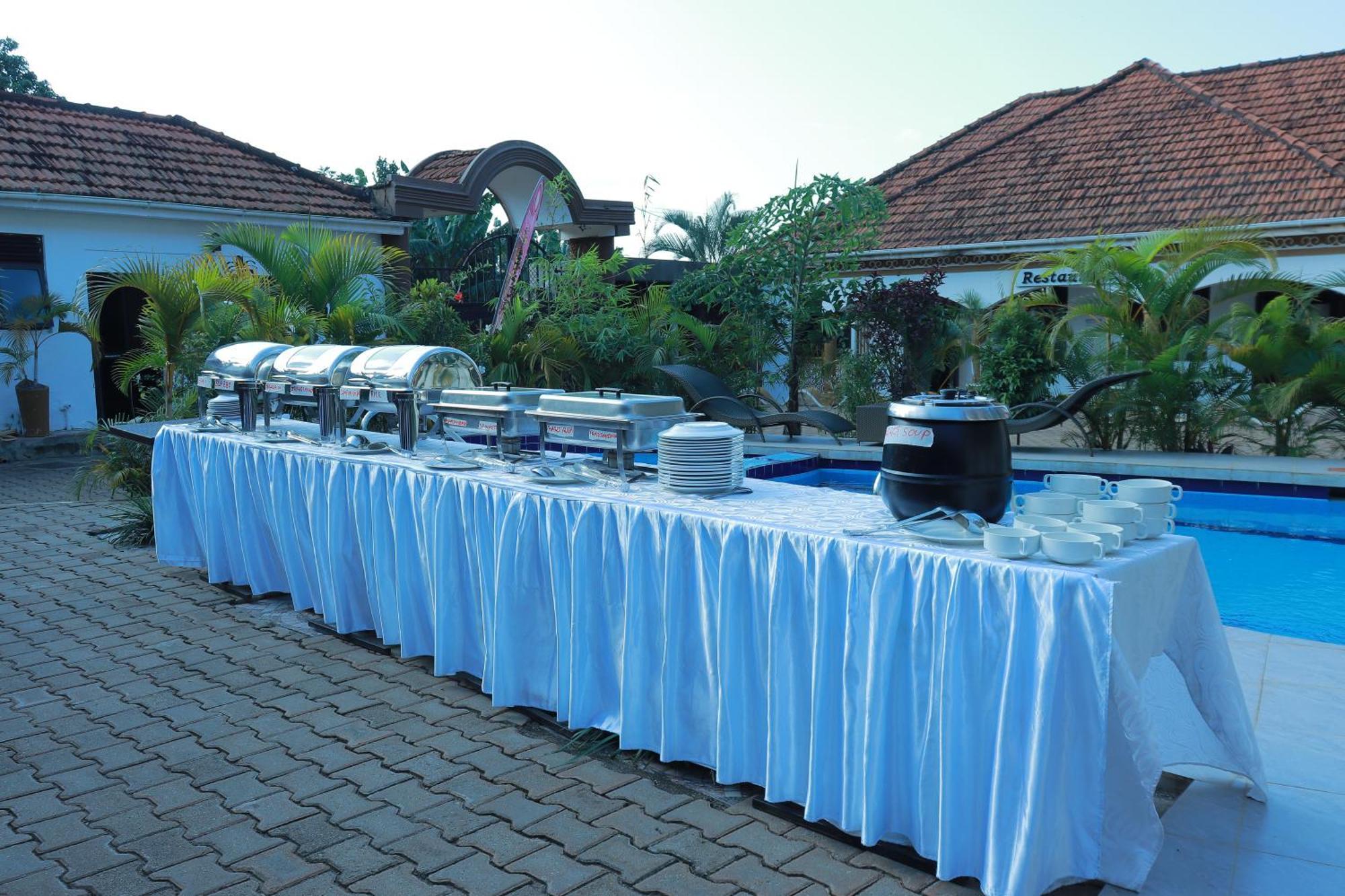 Mowicribs Hotel And Spa Entebbe Exterior foto