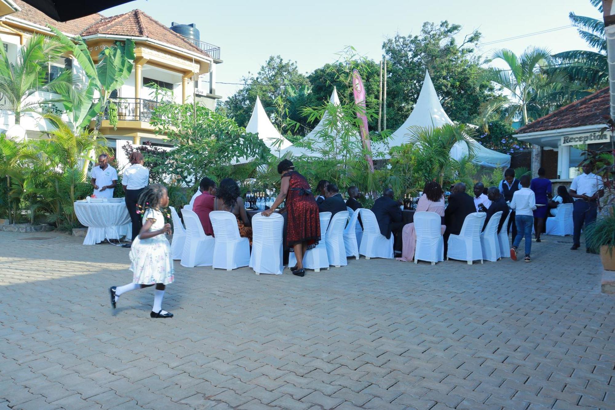 Mowicribs Hotel And Spa Entebbe Exterior foto